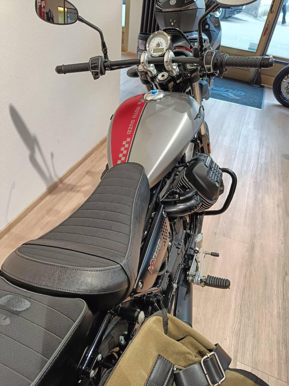 Moto Guzzi V9 Bobber (2016 - 18) (3)