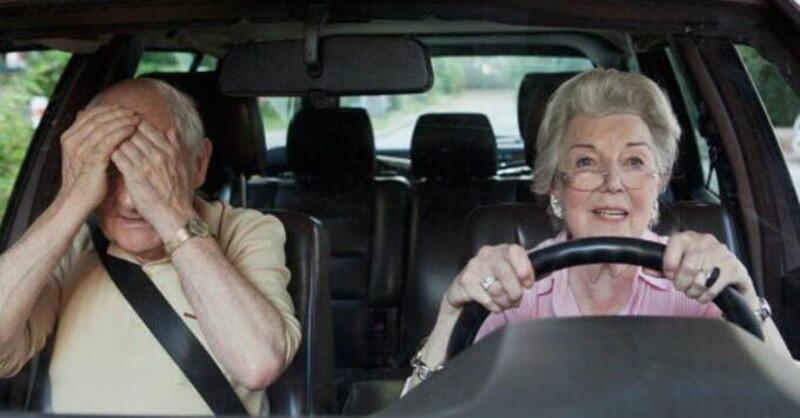 Sono più pericolosi i giovani o gli anziani al volante? Ecco un’analisi approfondita