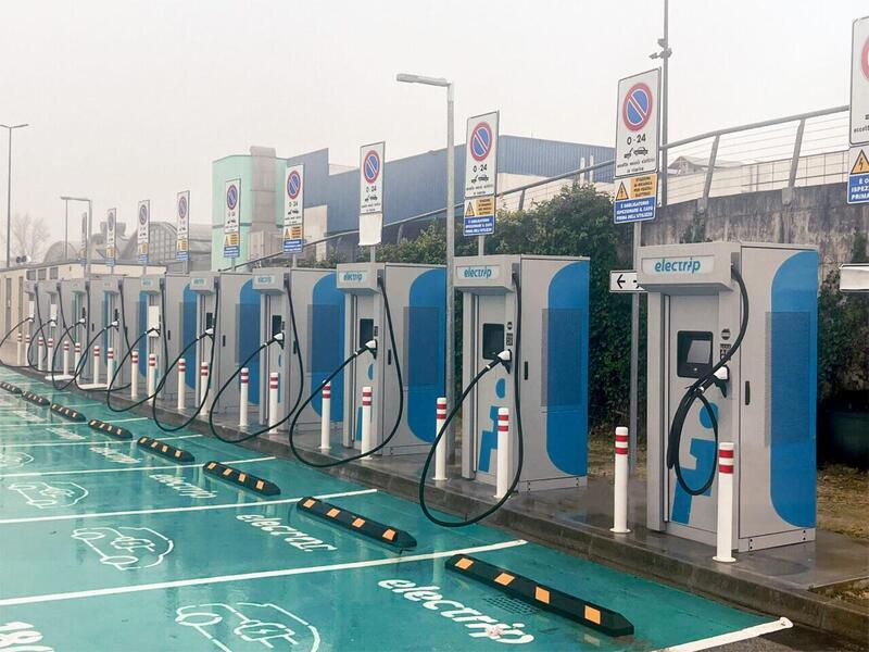 Auto elettriche: ricaricare a questo prezzo costa meno dell&#039;elettricit&agrave; di casa, arriva l&#039;offerta di Electrip