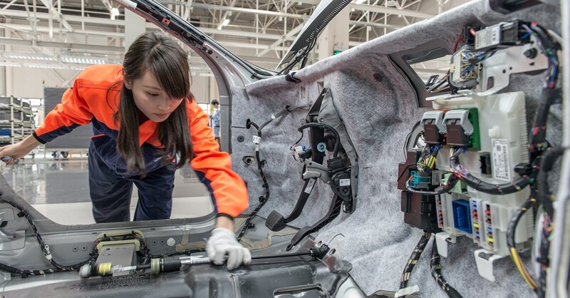 Cina, stop agli incentivi per le auto elettriche e ibride plug-in: “Il settore è ormai maturo”