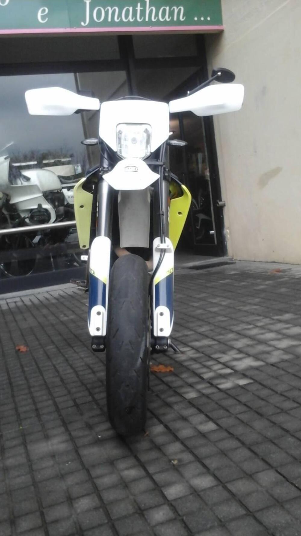Husqvarna 701 Supermoto (2016) (2)
