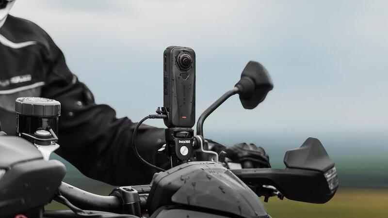 Insta360 X4 Air: la nuova videocamera 8K 360 ultraleggera per chi &egrave; sempre in movimento (o in moto!)