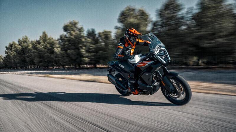 KTM 1390 Super Adventure 2026: sulla versione S EVO arriva il cambio automatico AMT [VIDEO e GALLERY]