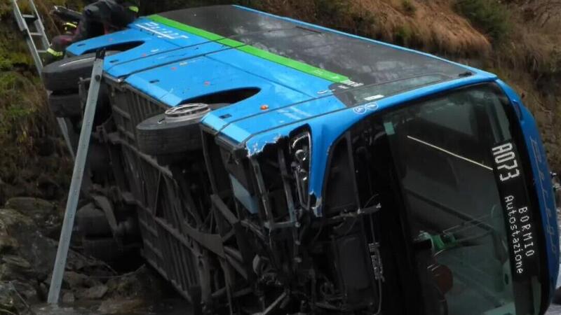 Scuolabus precipita nel torrente Frodolfo (Valfurva): quattro ragazzi feriti, ipotesi malore per l&rsquo;autista