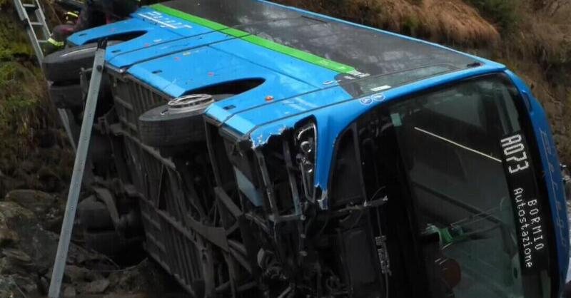 Scuolabus precipita nel torrente Frodolfo (Valfurva): quattro ragazzi feriti, ipotesi malore per l’autista