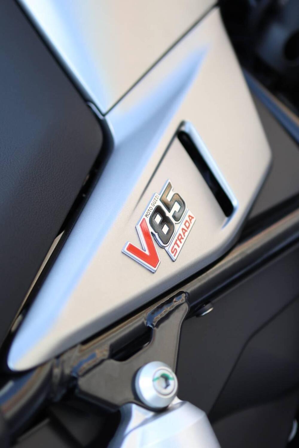 Moto Guzzi V85 Strada (2024 - 25) (6)