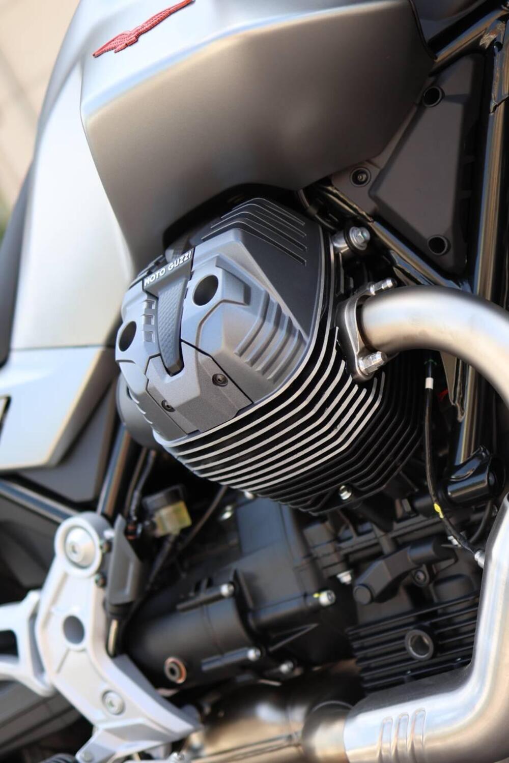 Moto Guzzi V85 Strada (2024 - 25) (8)