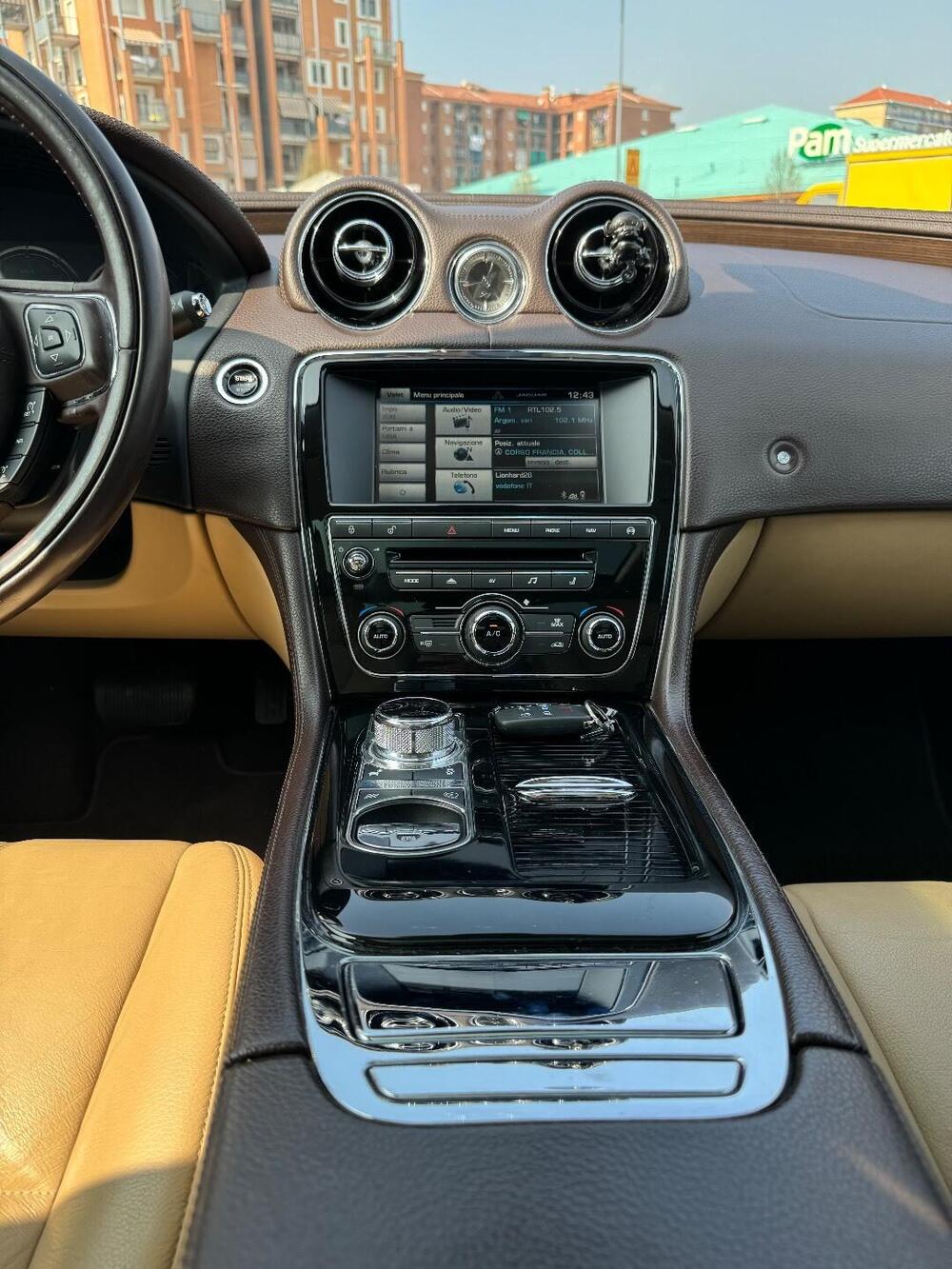 Jaguar XJ usata a Trapani (14)