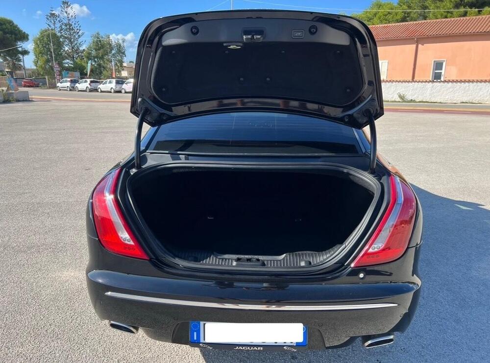 Jaguar XJ usata a Trapani (19)