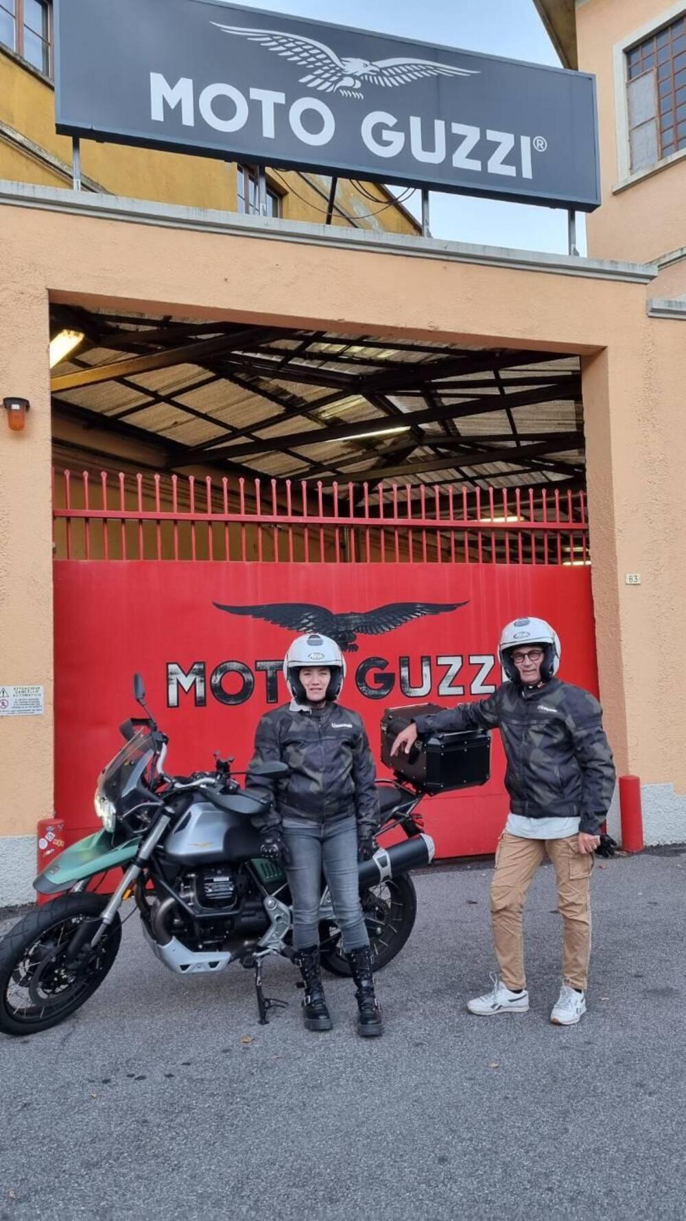 Moto Guzzi V85 TT Centenario (2021 - 22) (2)