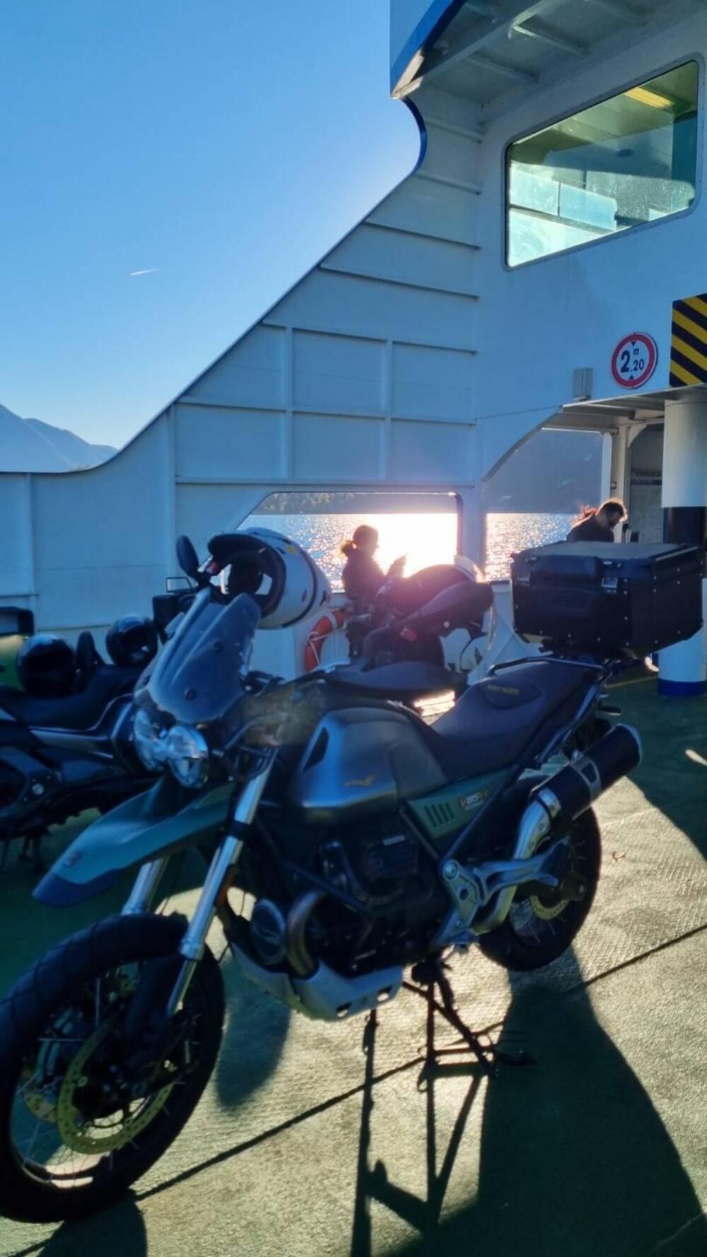 Moto Guzzi V85 TT Centenario (2021 - 22) (3)