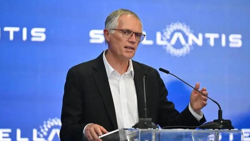 Stellantis, l&#039;ex CEO Carlos Tavares attacca i lavoratori francesi: &ldquo;Societ&agrave; decadente, bisogna lavorare di pi&ugrave; per competere con l&rsquo;Asia&rdquo;