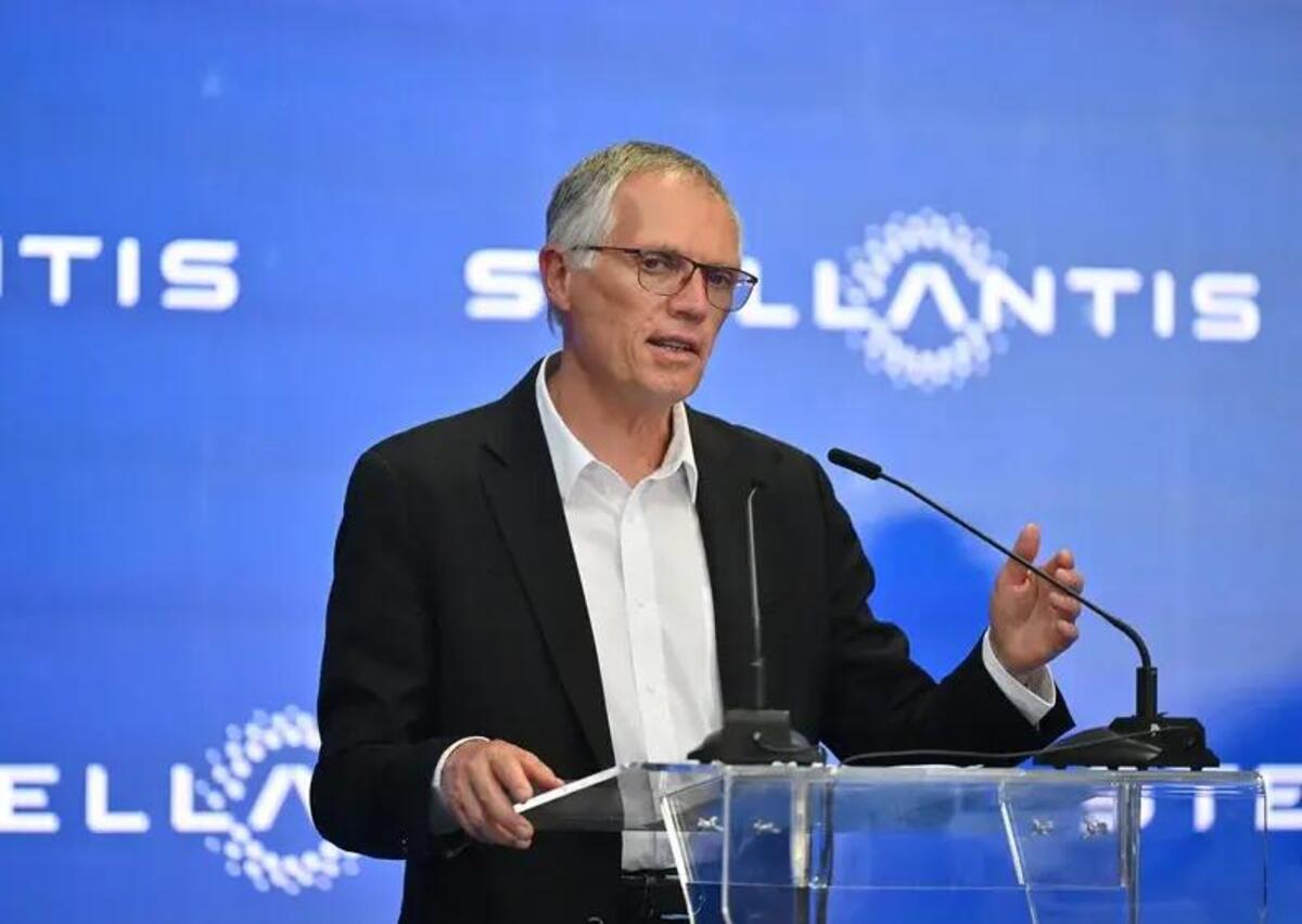 Stellantis, l'ex CEO Carlos Tavares attacca i lavoratori francesi: “Società decadente, bisogna lavorare di più per competere con l’Asia”
