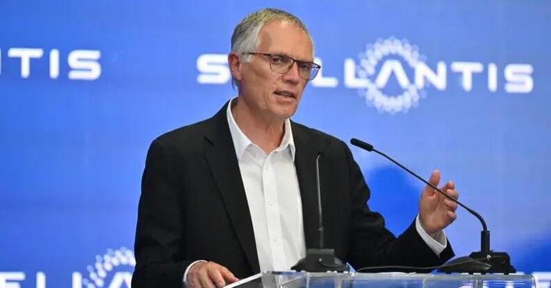 Stellantis, l&#039;ex CEO Carlos Tavares attacca i lavoratori francesi: &ldquo;Societ&agrave; decadente, bisogna lavorare di pi&ugrave; per competere con l&rsquo;Asia&rdquo;