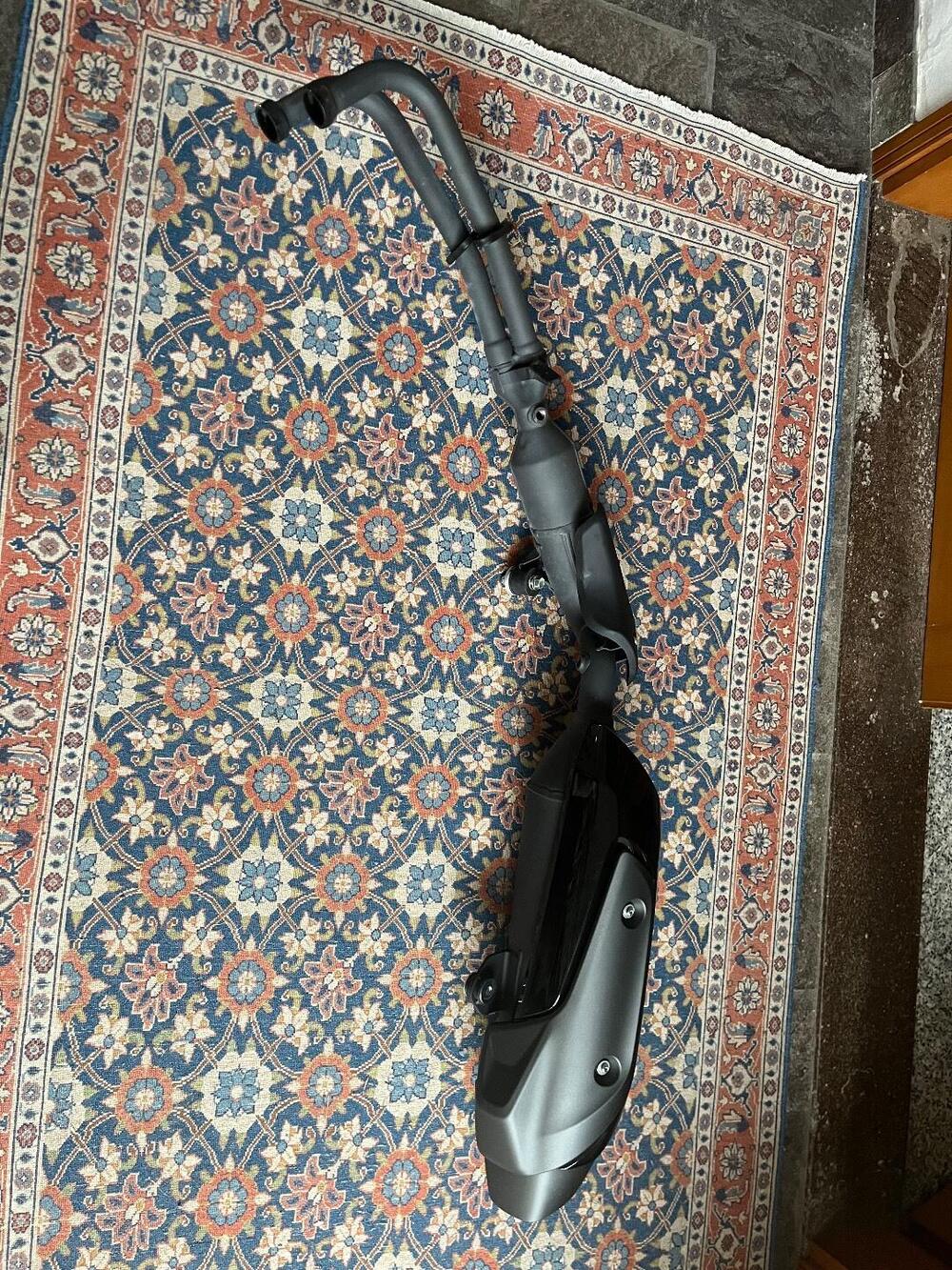 SCARICO ORIGINALE YAMAHA TMAX TECH MAX 2025 Akrapovic (2)