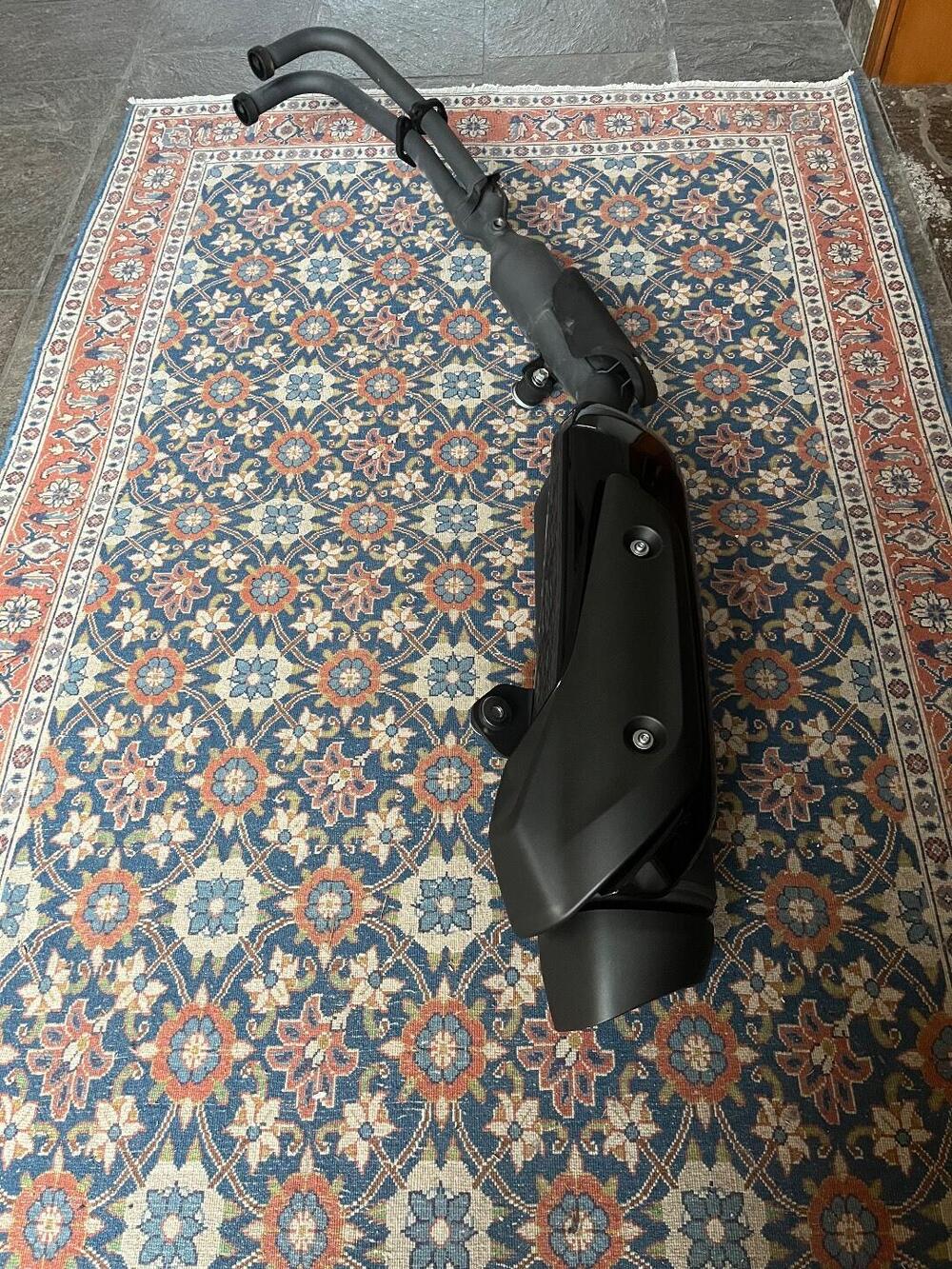 SCARICO ORIGINALE YAMAHA TMAX TECH MAX 2025 Akrapovic (3)