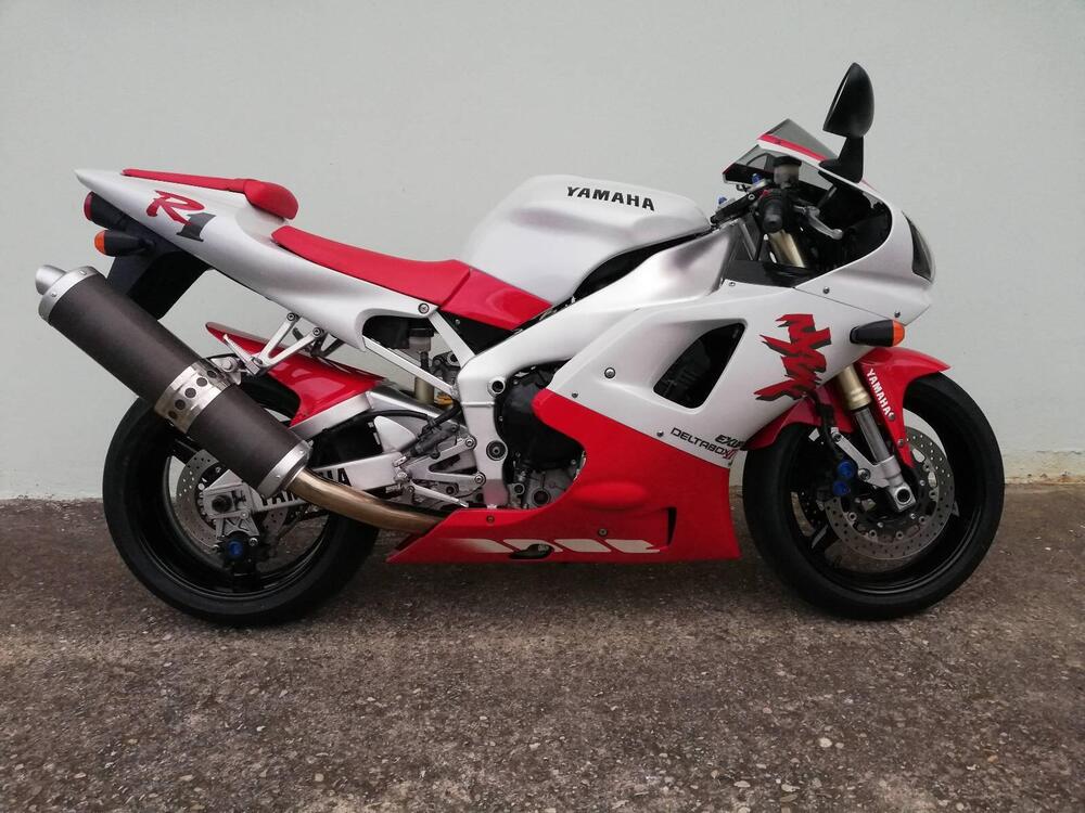 Yamaha R1 (2)