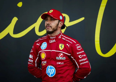 F1. “Vincere con la Ferrari? Roma non è stata costruita in un giorno”: Lewis Hamilton si apre sul suo primo anno con la Rossa. E di Niki Lauda dice…