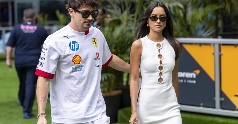 &quot;Mettere su famiglia senza smettere di sognare il mondiale&quot;: Leclerc emoziona la F1 con la proposta ad Alexandra Saint Mleux