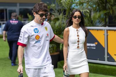 &quot;Mettere su famiglia senza smettere di sognare il mondiale&quot;: Leclerc emoziona la F1 con la proposta ad Alexandra Saint Mleux