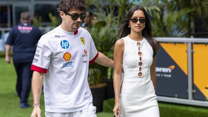 &quot;Mettere su famiglia senza smettere di sognare il mondiale&quot;: Leclerc emoziona la F1 con la proposta ad Alexandra Saint Mleux