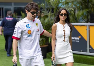 Mettere su famiglia senza smettere di sognare il mondiale: Leclerc emoziona la F1 con la proposta ad Alexandra Saint Mleux
