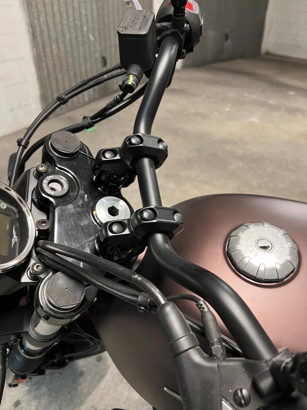 Moto Guzzi V7 III Stone Night Pack (2019 - 20) (8)