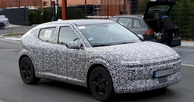 Nuova Hyundai IONIQ 3: svelati gli interni della compatta elettrica che promette 600 km di autonomia