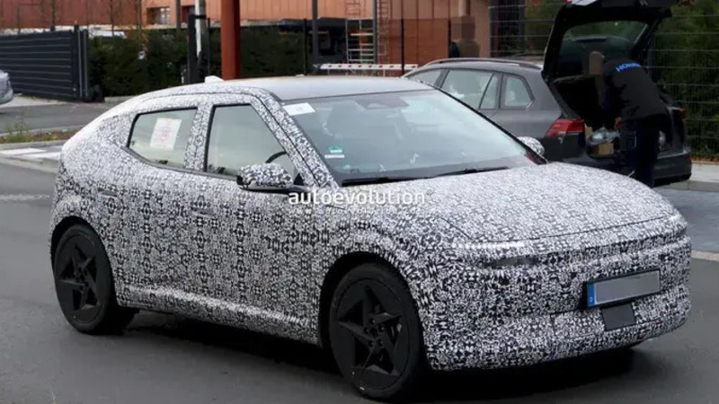 Nuova Hyundai IONIQ 3: svelati gli interni della compatta elettrica che promette 600 km di autonomia