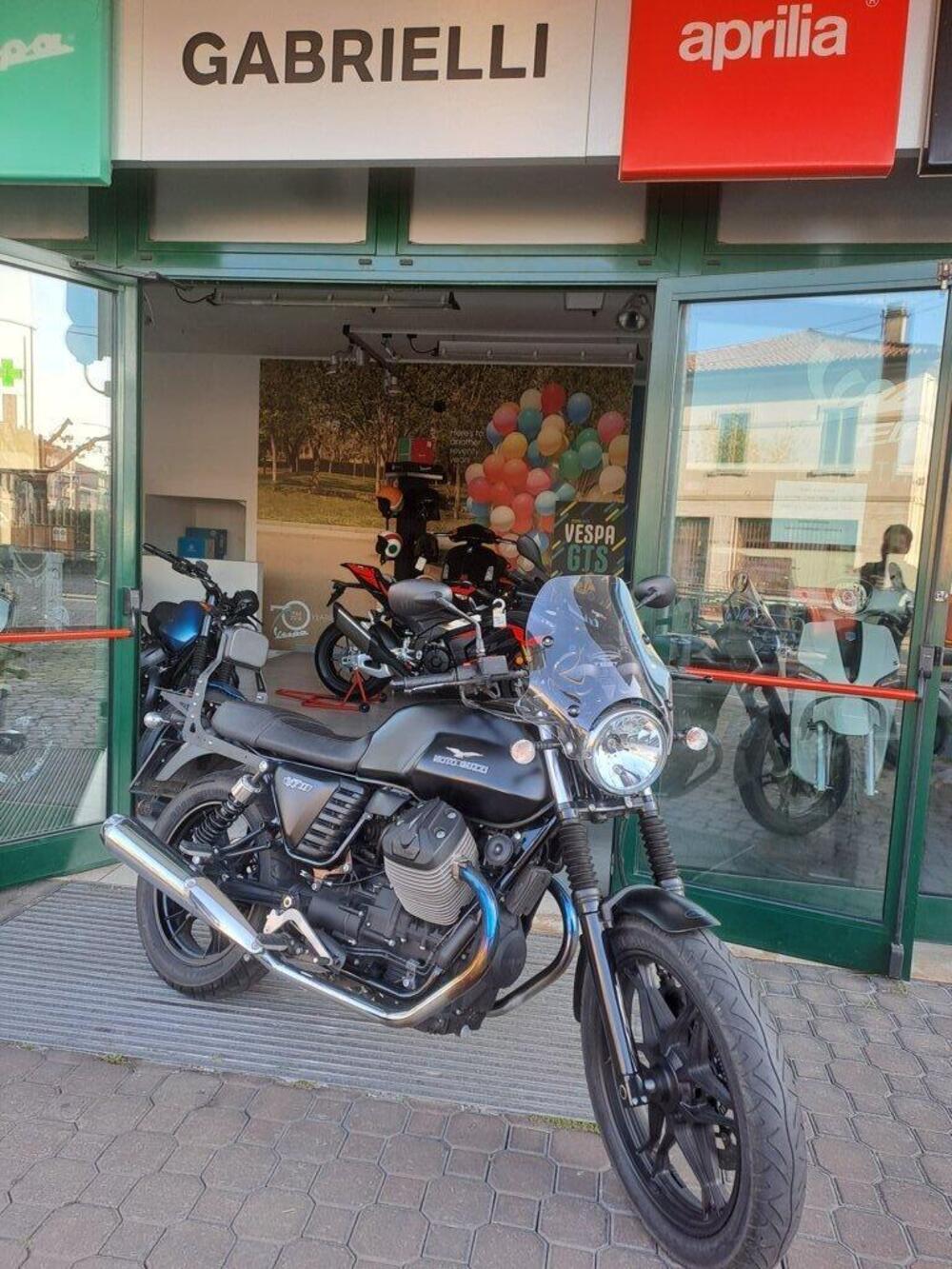 Moto Guzzi V7 II Stone (2015 - 17)