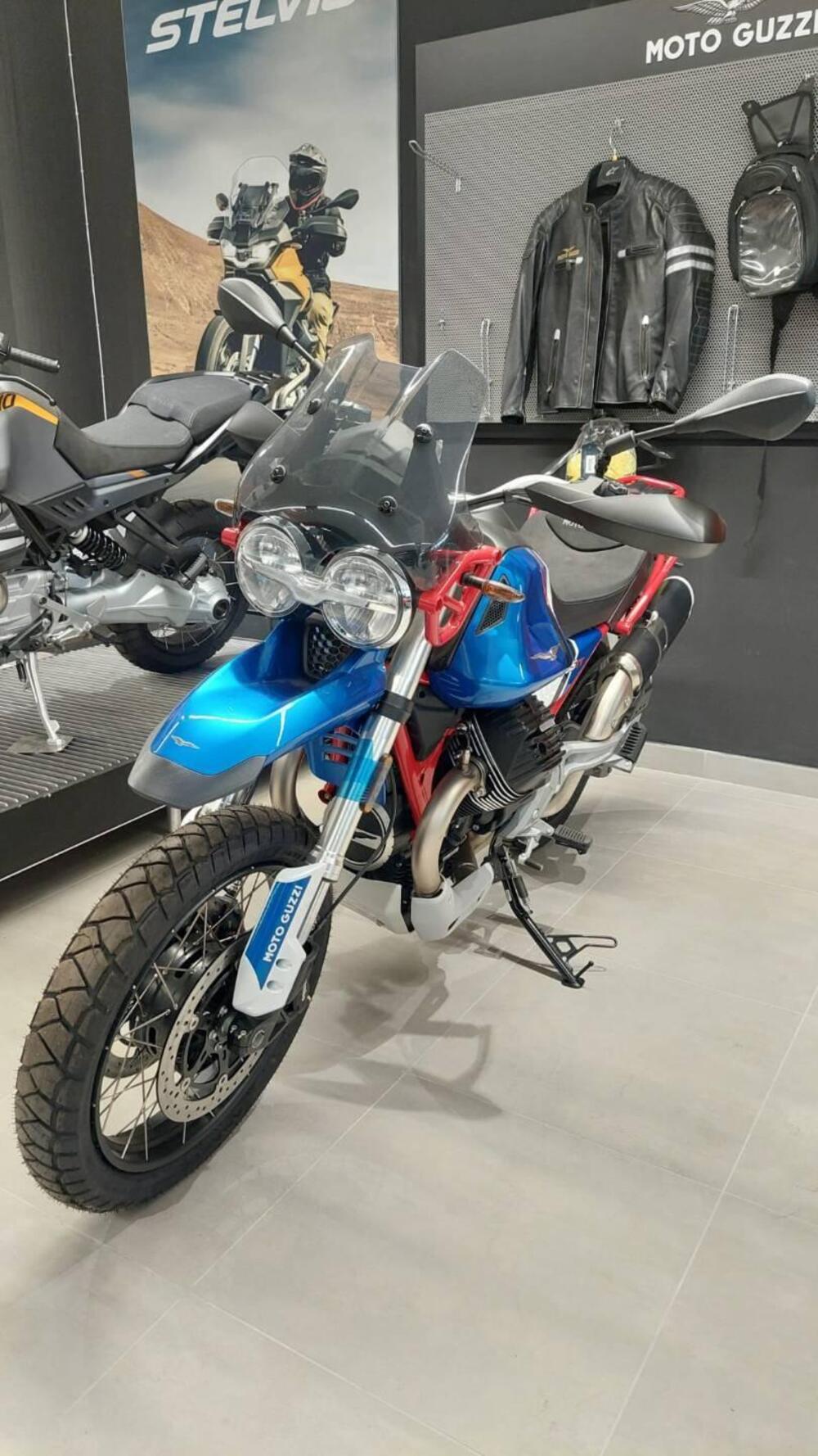 Moto Guzzi V85 TT Evocative Graphics (2021 - 23) (2)