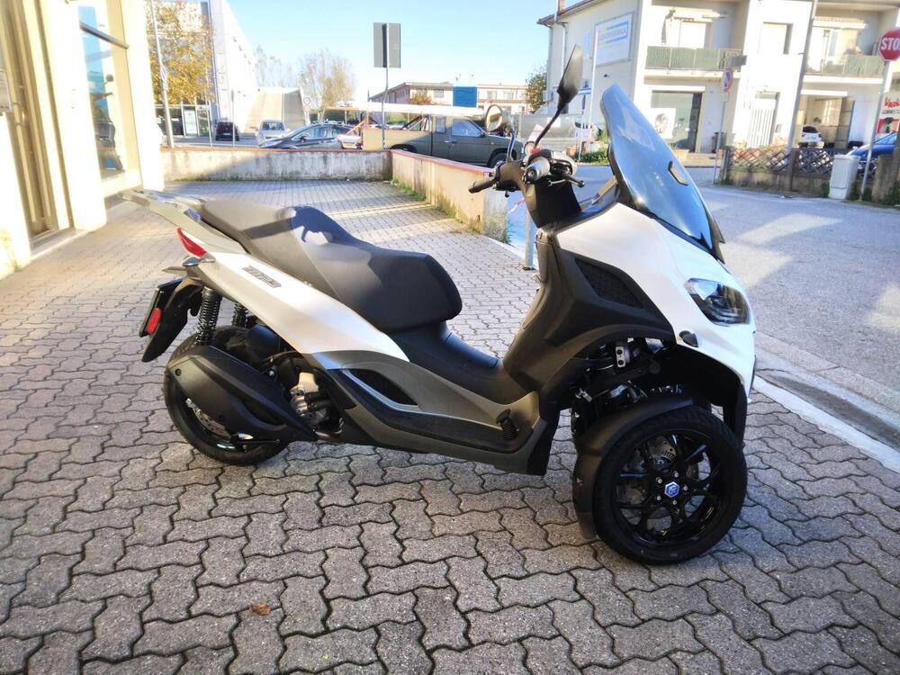 Piaggio MP3 310 (2025) (2)