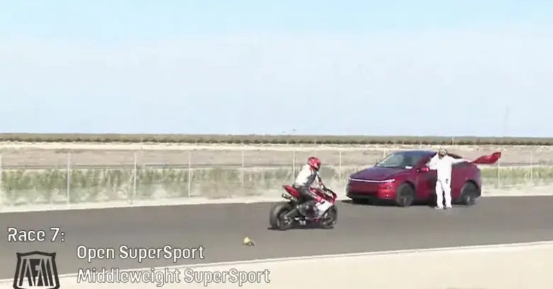 Tesla finisce in pista durante una gara di moto: panico a Buttonwillow, gara sospesa