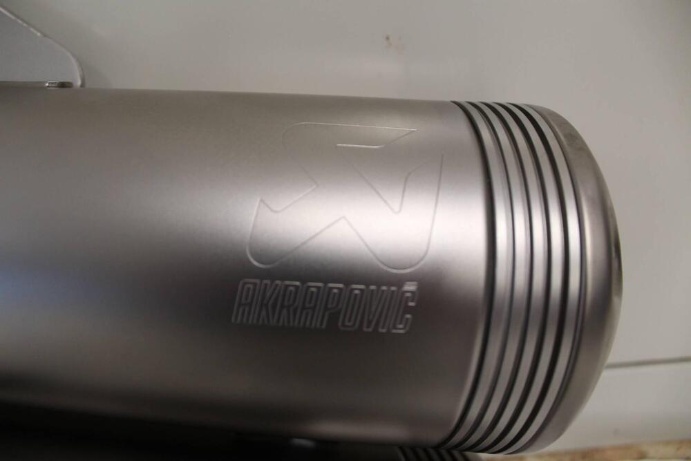 Silenziatore terminale AKRAPOVIC (9)