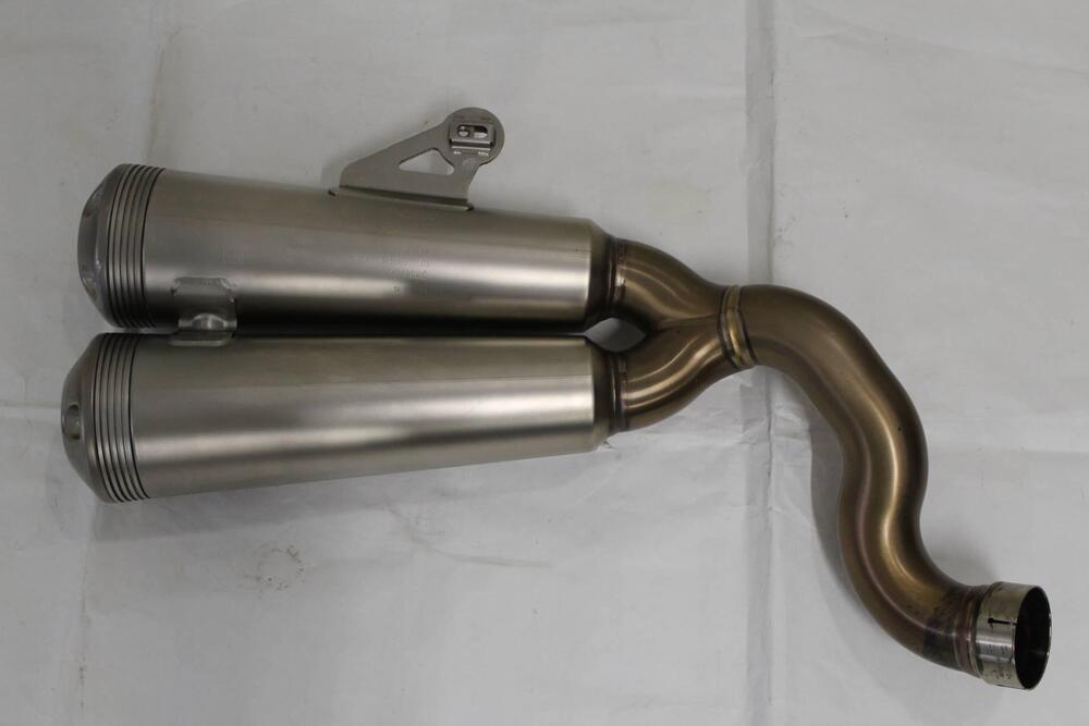 Silenziatore terminale AKRAPOVIC (3)