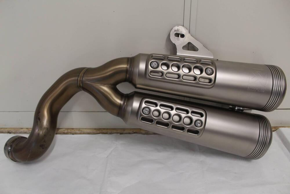 Silenziatore terminale AKRAPOVIC (2)