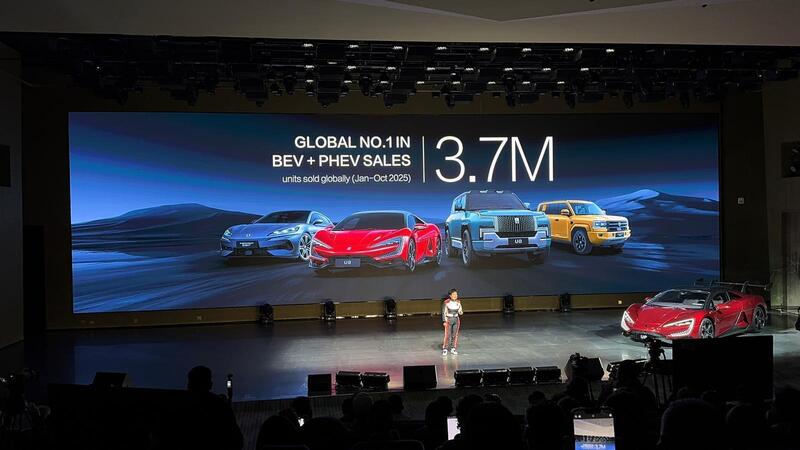 BYD svela il futuro dell&rsquo;elettrico: AI, ricarica in 10 minuti e auto da 1300 cavalli