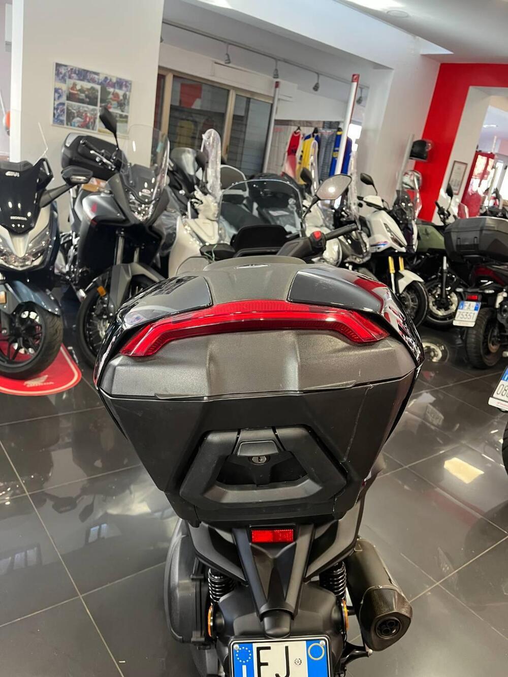 Yamaha X-Max 300 Tech Max (2021 - 24) (4)