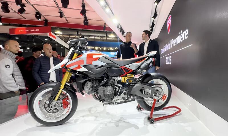 Ducati Hypermotard V2 a EICMA 2025: 120 CV e 13 KG in meno per i 20 anni dell&#039;icona [VIDEO]