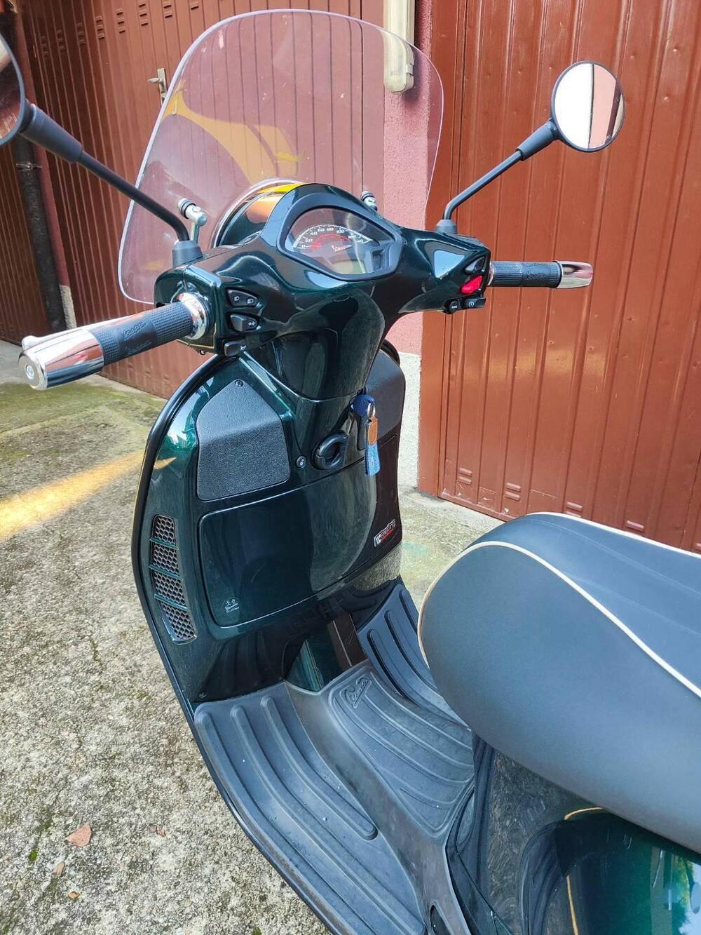 Vespa GTS 300 Super Racing Sixties Hpe (2021 - 22) (4)