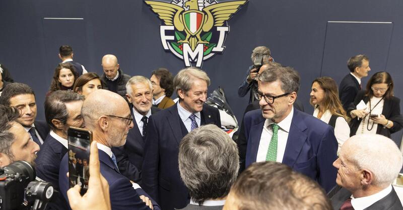 Giancarlo Giorgetti, Ministro dell&#039;Economia, in visita allo stand Federmoto a EICMA