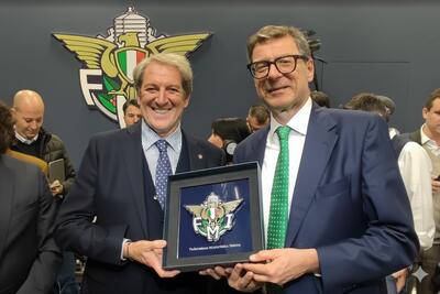 Giancarlo Giorgetti, Ministro dell&#039;Economia, in visita allo stand Federmoto a EICMA