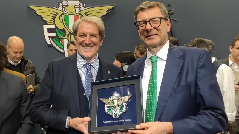 Giancarlo Giorgetti, Ministro dell&#039;Economia, in visita allo stand Federmoto a EICMA