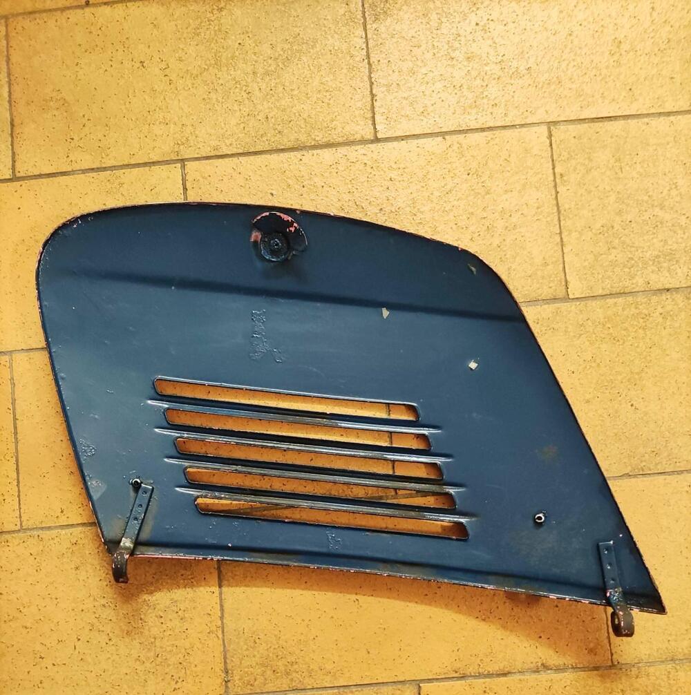 Sportellino vano motore Piaggio (2)