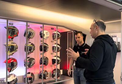 NOS Helmets a EICMA 2025: tutta la gamma e i nuovi colori [VIDEO]