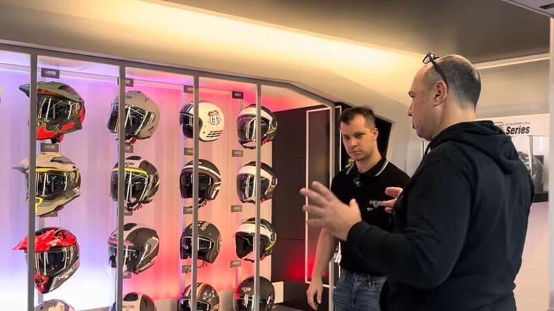 NOS Helmets a EICMA 2025: tutta la gamma e i nuovi colori [VIDEO]