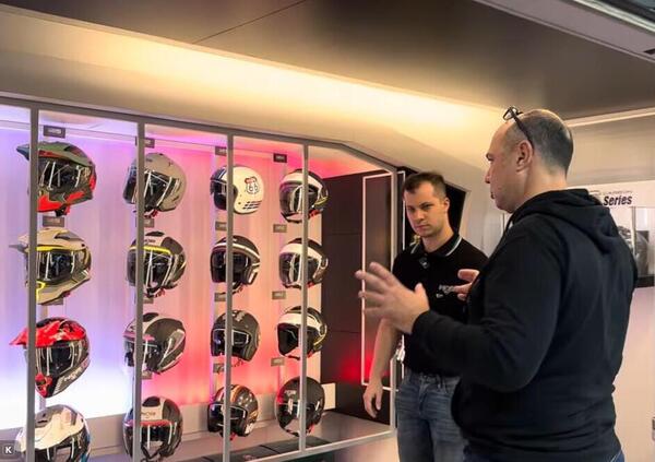 NOS Helmets a EICMA 2025: tutta la gamma e i nuovi colori [VIDEO]