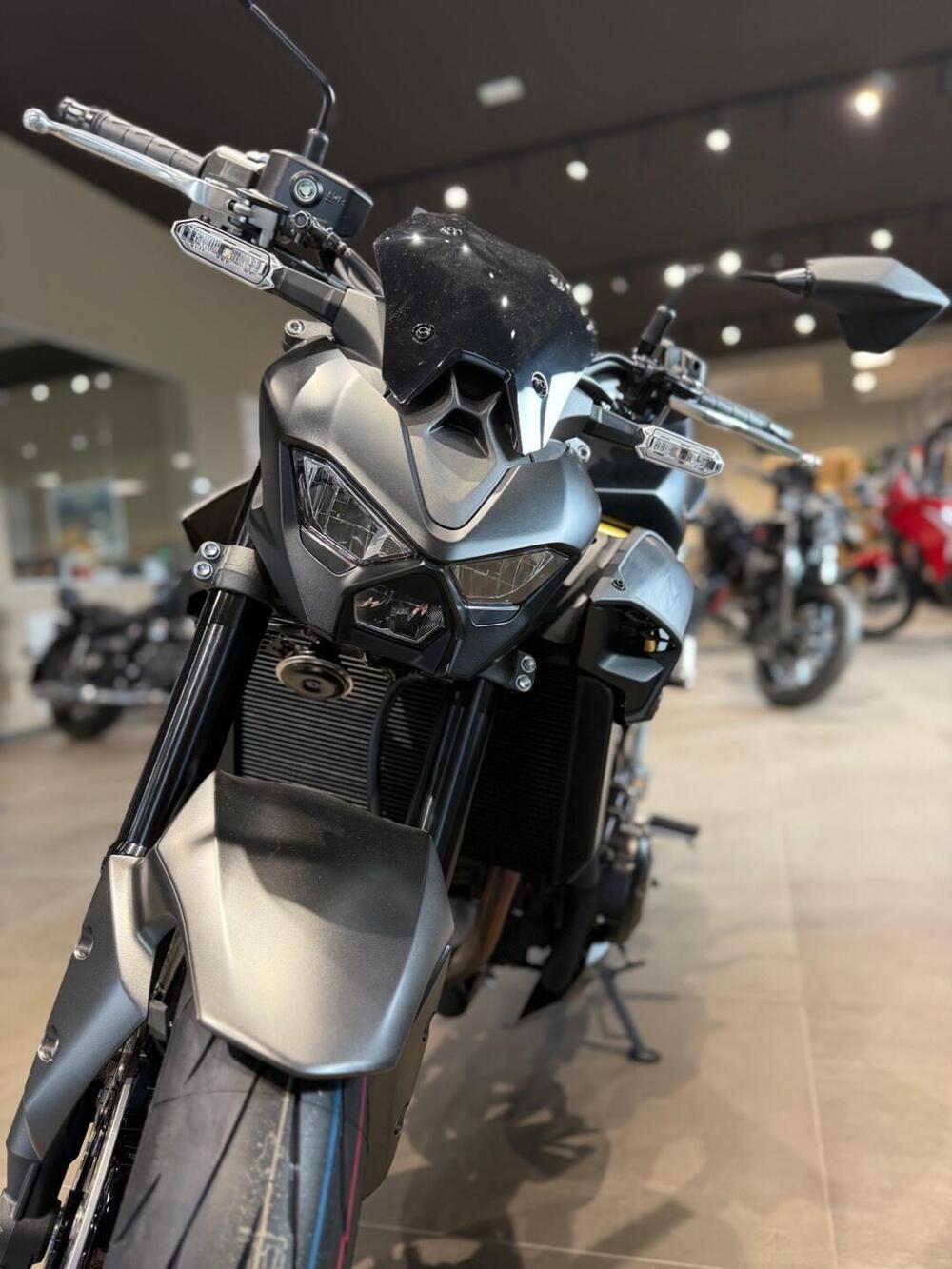 Kawasaki Z 900 (2025 - 26) (5)