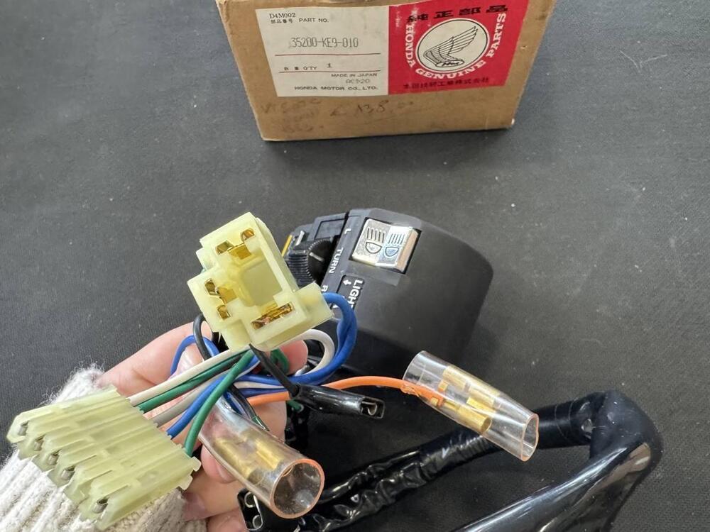 Assieme interruttori frecce Honda VT 500 C 1983 (2)