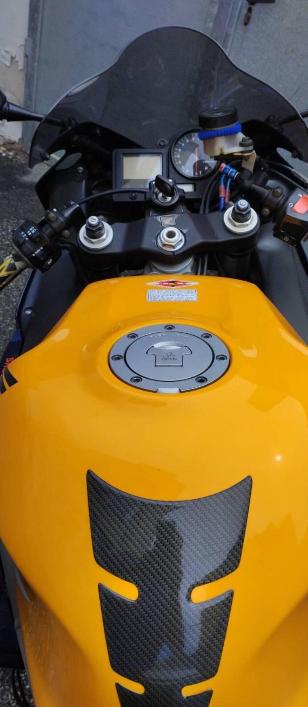 Honda CBR 900 RR Fireblade (2000 - 01) (8)